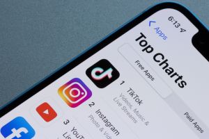 Instagram Reels versus TikTok Reels: A Comparative Guide for Millennials and Gen Z