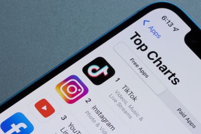 Instagram Reels versus TikTok Reels: A Comparative Guide for Millennials and Gen Z